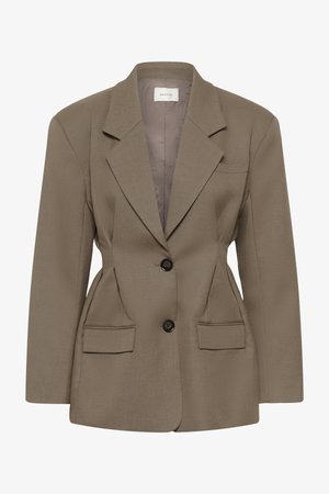 Καφέ ραμμένο σακάκι με γιακά με σχισμή, δύο εμπρόσθιες τσέπες και διπλό κούμπωμα με κουμπιά μπροστά, κατασκευασμένο από λείο ύφασμα με διακριτή υφή.