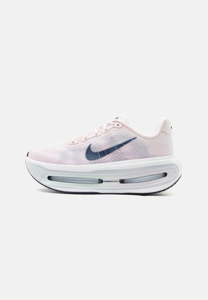 Chaussure de course Nike rose clair avec logo swoosh noir, amorti de semelle Air Zoom visible et empeigne en mesh pour la respirabilité.