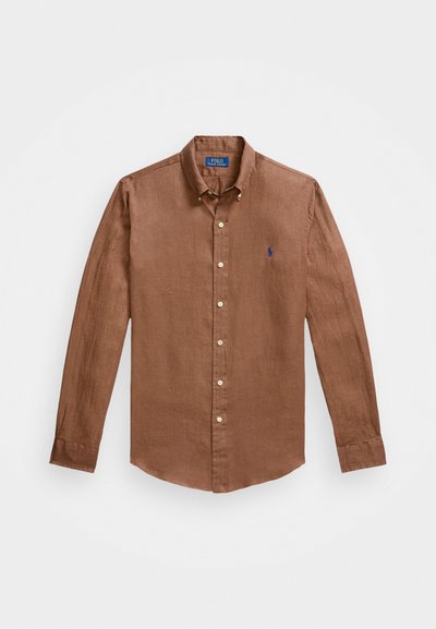 Tumši brūns garām piedurknēm pogājams krekls, kas izgatavots no linu, ar klasisku apkakli, priekšējām pogām un mazu zilu logo uz krūškurvja.