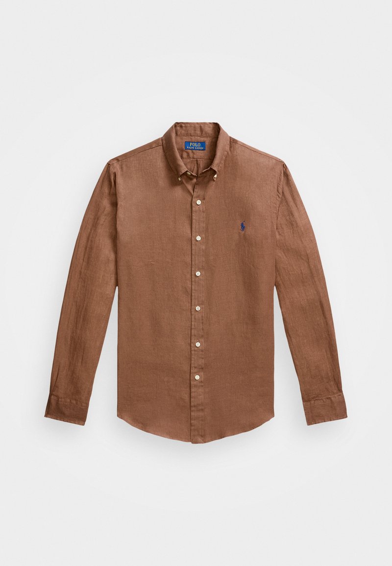 Chemise à manches longues marron en lin, avec un col classique, des boutons à l'avant et un petit logo bleu sur la poitrine.