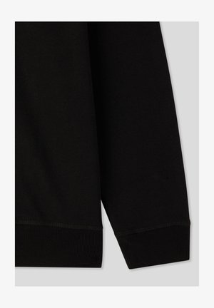 Czarny materiał dresowy o gładkiej fakturze. Posiada ryflowane mankiety i dół, z prostym, minimalistycznym wzornictwem. Brak widocznych wzorów lub akcentów.