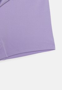 Material de culoare lavandă cu o textură netedă, având o margine curbă și cusături îngrijite pe margini, evidențiind un design ajustat.