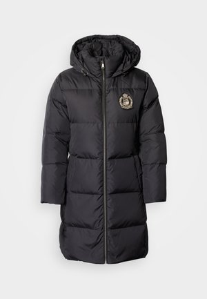 Abrigo negro acolchado con capucha, con cremallera frontal, diseño acolchado y un pequeño emblema bordado en el pecho.