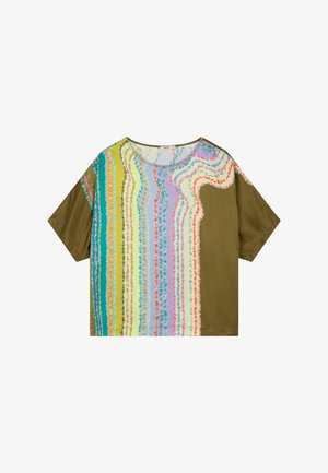 Kort mouwen olijfgroene overhemd met kleurrijke verticale en golvende abstracte streep-patronen in pastel- en felle kleuren aan de voorkant.