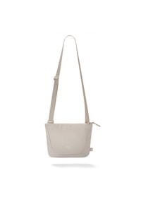 Béžová kabelka přes rameno vyrobená z měkkého materiálu, s jedním popruhem na rameno, opatřená zipovým uzávěrem a jemným logem značky.