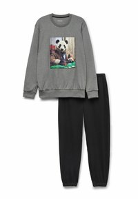 Šedá mikina s grafikou pandy na přední straně, spárovaná s černými tepláky. Oba kusy mají volný střih a měkkou texturu.