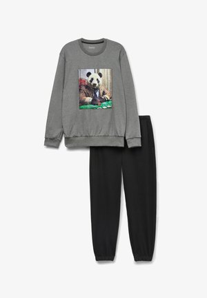 Šedá mikina s grafikou pandy na přední straně, spárovaná s černými tepláky. Oba kusy mají volný střih a měkkou texturu.