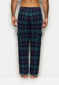 Herren Schlafanzughosen im Karomuster in Blau, Grün und Burgunderrot; verfügen über eine lockere Passform, einen elastischen Bund und seitliche Cargo-Taschen. Weicher Stoff.