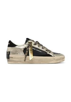 Sneaker basse nero, beige e argento scintillante con lacci a stampa leopardata e targhetta dorata Prime London sul lato.