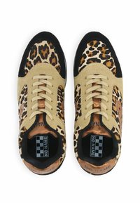 Leopardenmuster-Sneaker aus beigem Wildleder, mit schwarzen Akzenten und metallischen Details. Verfügt über ein strukturiertes Obermaterial und runde Schnürsenkel. Schachbrett-Innensohle.