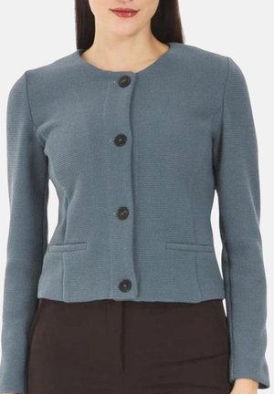 Giacca button-up teal con colletto rotondo, tessuto testurizzato e due tasche frontali, caratterizzata da quattro bottoni neri. Lunghezza cropped.