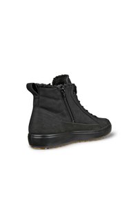 Botines negros con un suave forro de piel sintética, cierre de cremallera, parte superior texturizada y suela de goma duradera con un ligero tacón.