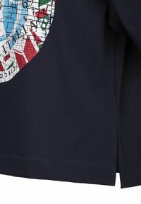 Marineblaue T-Shirt mit rundem Grafikdesign, das ein sprödes Muster in Weiß, Rot, Grün und Blau zeigt. Seitenschlitze am Saum.