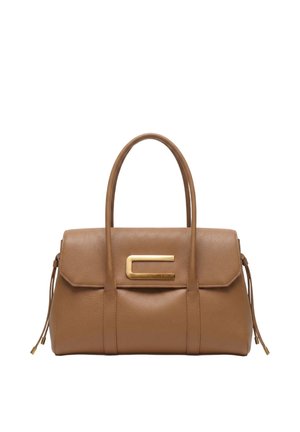 Sac à main en cuir marron avec deux anses, rabat avant, fermoir doré et détails de pampilles latérales sur fond blanc.