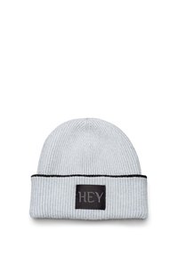 Grijze geribbelde gebreide beanie met een zwarte opgevouwen band. Bevat een rechthoekig zwart label met het woord "HEY" in grijze tekst.