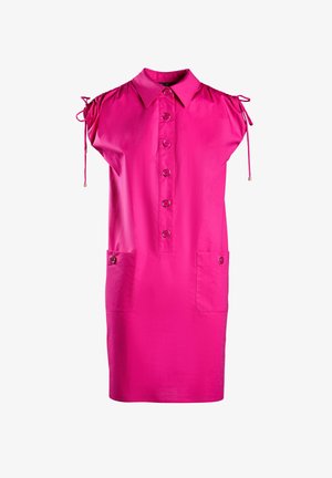 Rózsaszín anyagú, gombos ruha rövid puff ujjakkal és húzózsinórokkal, két elülső zsebbel és laza szabással.