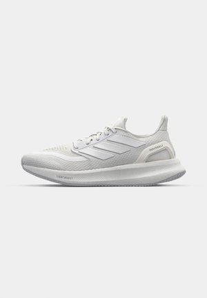 Witte sneaker met een bovenwerk van gaas, licht getextureerd, met drie reflecterende strepen, een gevoerde zool en "LIGHT BOOST" gedrukt op de zijkant.