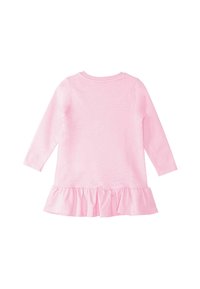 Pitkähihainen vaaleanpunainen mekko, joka on valmistettu pehmeästä kankaasta. Mekossa on röyhelöhelma ja yksinkertainen pyöreä kaula-aukko, ja se on suunniteltu mukavuuden ja helpon käytön vuoksi.