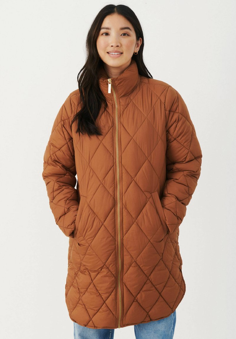 Cappotto imbottito marrone trapuntato con colletto alto, motivo a rombi diagonali, tasche laterali e zip centrale. Tessuto morbido, design lungo fino al ginocchio.