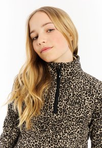 Brun og sort leopardprint fleecepullover med høj krave og frontlynlås. Har brandnavnet på brystet.