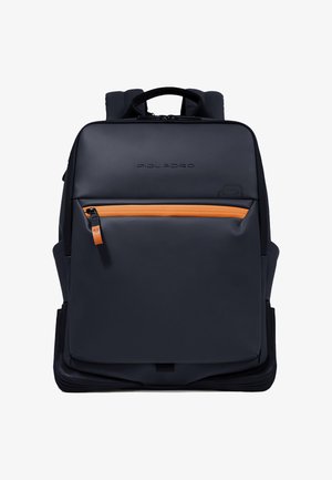 Zaino nero in materiale liscio, con tasca con zip arancione, spallacci imbottiti e design minimale. Logo sul davanti.