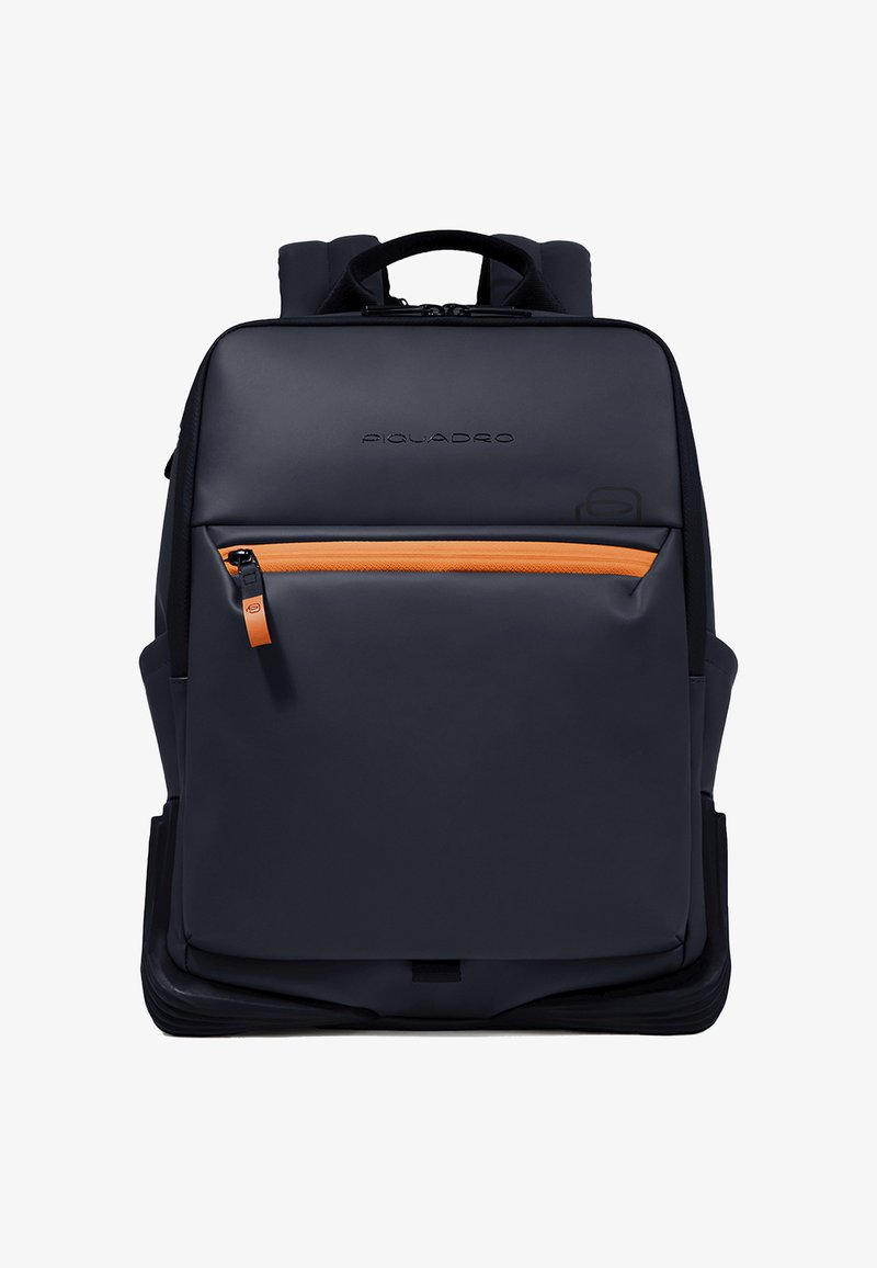 Zaino nero in materiale liscio, con tasca con zip arancione, spallacci imbottiti e design minimale. Logo sul davanti.