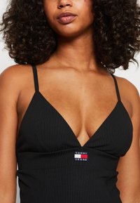 Tommy Jeans BADGE  - Žerzejové šaty - black