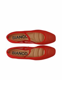 Ballerines en maille rouge avec un design à embout carré, dotées d'une sangle centrale et d'une semelle texturée, marquées "BIANCO" à l'intérieur.