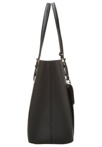 Svart handväska med en strukturerad design, tillverkad av texturerat material. Har två handtag och en platt botten, med en sidoficka och guldfärgad hårdvara.