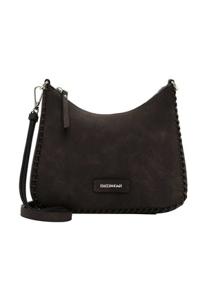Borsa a tracolla in suede marrone scuro con forma curvata, dettagli cuciti lungo i bordi, chiusura con zip e placca con marchio sul fronte.