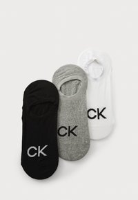 Tre paia di calzini corti in nero, grigio e bianco, con una texture liscia e un logo ricamato in colori a contrasto.