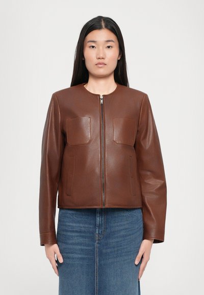 Veste en cuir marron châtaigne avec un col rond, une fermeture éclair à l'avant et deux grandes poches plaquées. Texture lisse ; coupe ajustée.