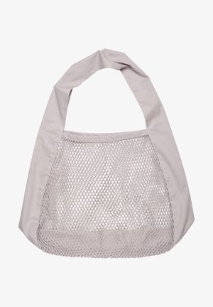Grijze mesh tote bag met een zachte stoffen handgreep en een diamantpatroon op het mesh lichaam, met een lichtgewicht ontwerp dat geschikt is voor dagelijks gebruik.
