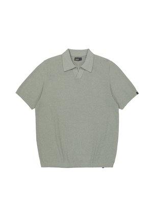 Kort mouw groen gebreid poloshirt met kraag en geribbelde boorden en zoom, plat gelegd op een witte achtergrond.