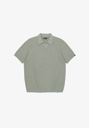 Kort mouw groen gebreid poloshirt met kraag en geribbelde boorden en zoom, plat gelegd op een witte achtergrond.