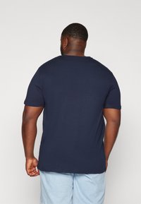 Pier One 5 PACK - Základné tričko - bordeaux/dark blue/brown