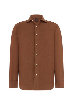 Brun langærmet skjorte med knapper, klassisk krave og hvide knapper, vist på en ensartet hvid baggrund.