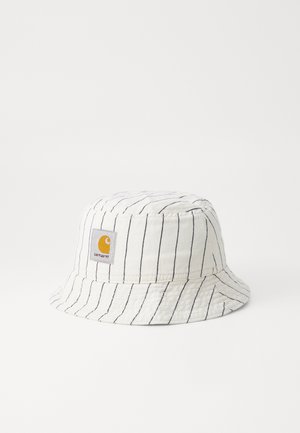 Chapeau seau blanc avec des rayures verticales noires, en coton. Présente un logo carré jaune sur le devant. Texture douce.