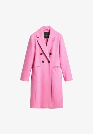 Manteau en mélange de laine rose avec un design à double boutonnage, des revers crantés, des poches avant et des accents de boutons noirs. Texture lisse, longueur mi-longue.