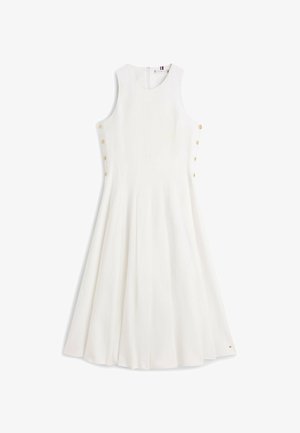Robe midi blanche sans manches avec un col rond, une jupe évasée et des boutons dorés le long des deux côtés.