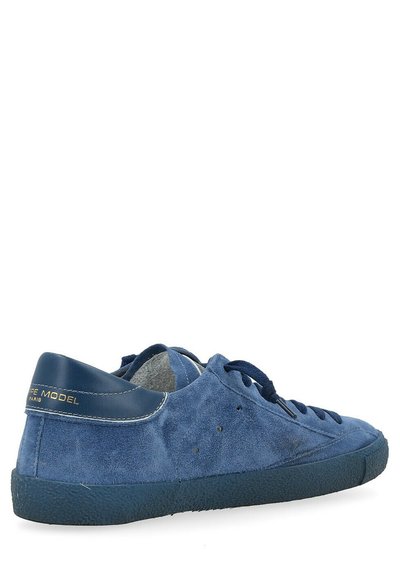Sneaker blu in pelle scamosciata con suola in gomma, caratterizzato da una punta arrotondata, lacci frontali e dettagli in pelle sul tallone. Branding dorato sul retro.