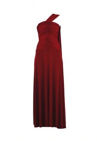 Μακρύ, αμάνικο κόκκινο φόρεμα με ρελιασμένο μπούστο και έναν ώμο, κατασκευασμένο από απαλό, ρέον ύφασμα.