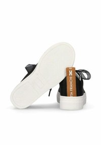 Sneaker nere con suola bianca, dotate di fondo in gomma texturizzato e di un tab sul tallone marrone con logo. Comprendono lacci in raso neri.
