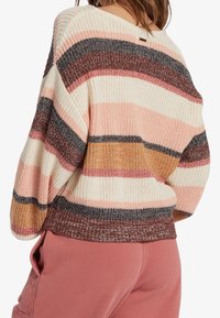 Gestrickter Pullover mit breiten Streifen in Pink, Creme, Rost und Grau sowie geripptem Saum. Lockerer, kastiger Schnitt mit weitem Ausschnitt und strukturierter Stoffstruktur.