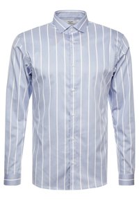 Svetle modrá pánská košile s bílými vertikálními pruhy, dlouhými rukávy, zapínáním na knoflíky a špičatým límcem.
