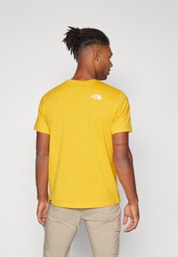 The North Face M SS SIMPLE DOME TEE - Bluză sport - summit gold