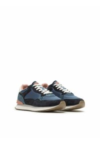 Sneakers blu navy con un mix di pelle liscia e scamosciata, lacci bianchi e un accento rosa sul tallone, dotati di una suola in gomma testurizzata.