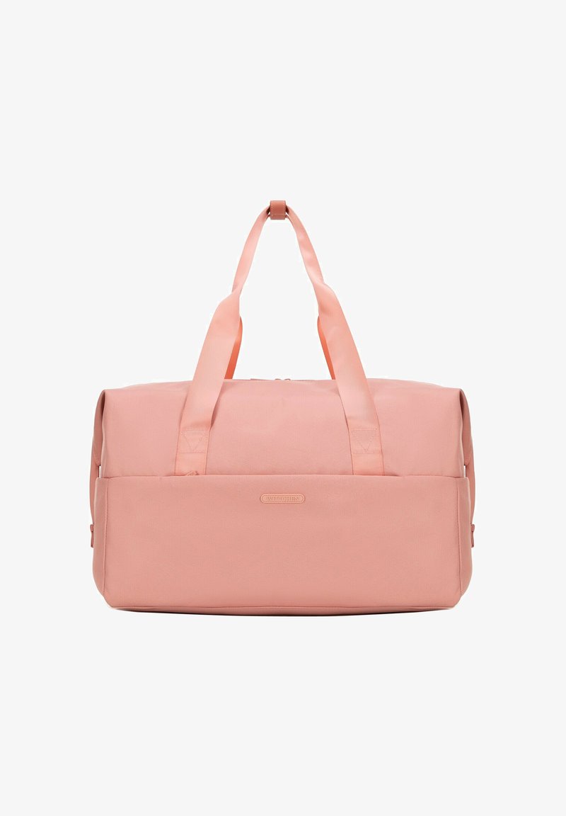 Růžová sportovní taška s dvojitými uchy, vyrobená z hladké textilie, s horním zipem a přední kapsou se značkovým detailem.
