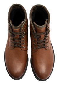 Brązowe skórzane botki za kostkę z okrągłym noskiem, strukturalnym wykończeniem, brązowymi sznurówkami i miękką podszewką wewnętrzną. Gumowa podeszwa z niewielkim obcasem.
