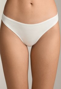 Fehér pamut bikini alsó, sima textúrával és minimalista dizájnnal. Vékony oldalszalagokkal és kényelmes derékpánttal rendelkezik.